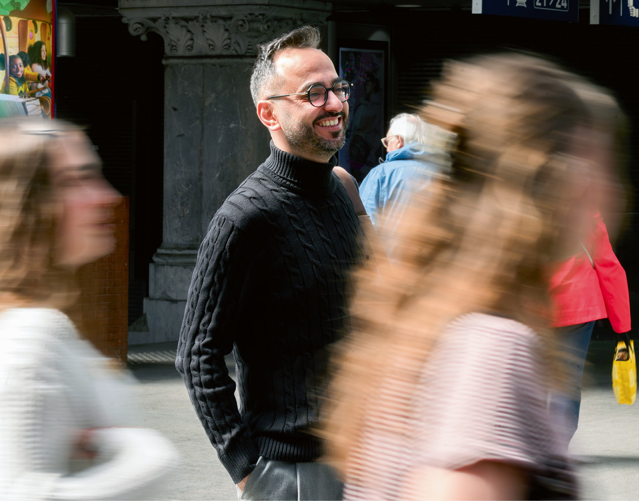Prof. dr. Orhan Agirdag in een stedelijke omgeving